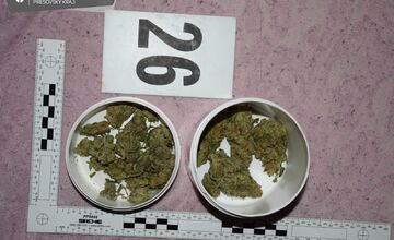 VIDEO: Polícia vyrazila dvere dílerovi vo Vranove, našli množstvo drog