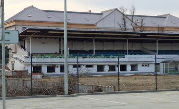 FOTO: Na prešovskom futbalovom štadióne sa začalo s búraním starej tribúny