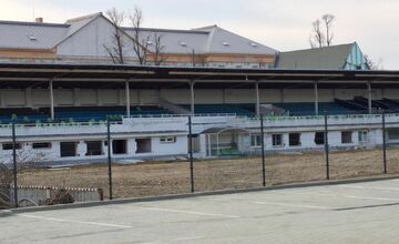 FOTO: Na prešovskom futbalovom štadióne sa začalo s búraním starej tribúny