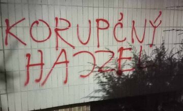 FOTO: Neznámy páchateľ poškodil bardejovskú nemocnicu, zanechal štipľavé odkazy