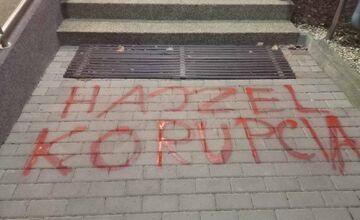 FOTO: Neznámy páchateľ poškodil bardejovskú nemocnicu, zanechal štipľavé odkazy