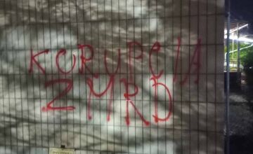 FOTO: Neznámy páchateľ poškodil bardejovskú nemocnicu, zanechal štipľavé odkazy