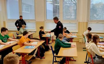 FOTO: Policajti so psom prehľadali školu v Prešove, medzi žiakmi hľadali drogy