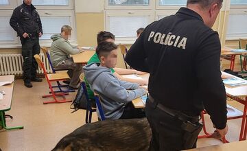 FOTO: Policajti so psom prehľadali školu v Prešove, medzi žiakmi hľadali drogy
