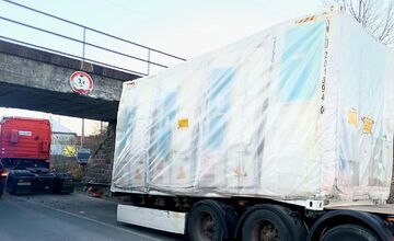 FOTO: V obci Hrabovec sa kamión zasekol pod železničným mostom