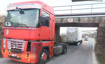 FOTO: V obci Hrabovec sa kamión zasekol pod železničným mostom