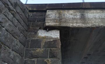 FOTO: V obci Hrabovec sa kamión zasekol pod železničným mostom