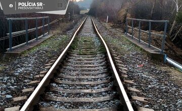 FOTO: V obci Hrabovec sa kamión zasekol pod železničným mostom