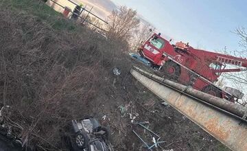 FOTO: Dráma pri Vranove – auto letelo niekoľko metrov, skončilo na streche