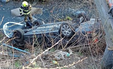 FOTO: Dráma pri Vranove – auto letelo niekoľko metrov, skončilo na streche