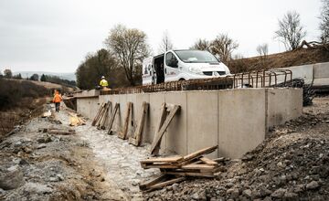 FOTO: FOTO: Zosuv cesty pri Údole: Stavajú múr, výkopové práce skončia v októbri