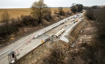 FOTO: FOTO: Zosuv cesty pri Údole: Stavajú múr, výkopové práce skončia v októbri
