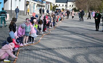 FOTO: Námestie Humenného lemovala 400-metrová reťaz z vyfúknutých vajíčok