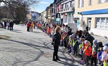FOTO: Námestie Humenného lemovala 400-metrová reťaz z vyfúknutých vajíčok
