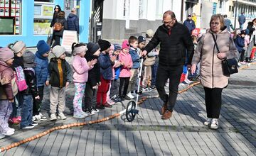 FOTO: Námestie Humenného lemovala 400-metrová reťaz z vyfúknutých vajíčok