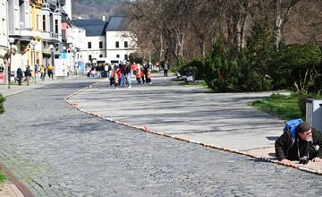 FOTO: Námestie Humenného lemovala 400-metrová reťaz z vyfúknutých vajíčok