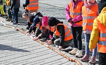 FOTO: Námestie Humenného lemovala 400-metrová reťaz z vyfúknutých vajíčok