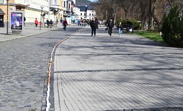 FOTO: Námestie Humenného lemovala 400-metrová reťaz z vyfúknutých vajíčok