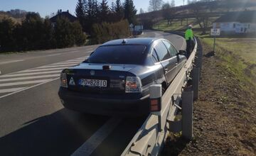 FOTO: Vodič hľadá kamionistu z Lipníkov. Jeho auto pritlačil na zvodidlá