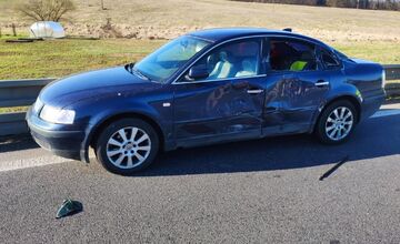 FOTO: Vodič hľadá kamionistu z Lipníkov. Jeho auto pritlačil na zvodidlá