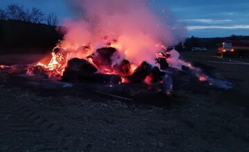 FOTO: V okrese Snina došlo k rozsiahlemu požiaru. Horelo 80 balíkov slamy