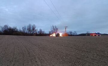 FOTO: V okrese Snina došlo k rozsiahlemu požiaru. Horelo 80 balíkov slamy
