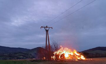 FOTO: V okrese Snina došlo k rozsiahlemu požiaru. Horelo 80 balíkov slamy