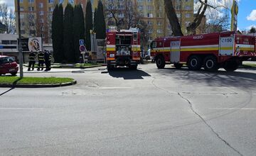 FOTO: Pri čerpacej stanici v Kežmarku horelo auto