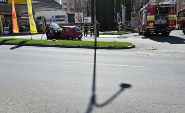 FOTO: Pri čerpacej stanici v Kežmarku horelo auto