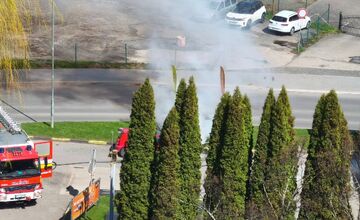 FOTO: Pri čerpacej stanici v Kežmarku horelo auto
