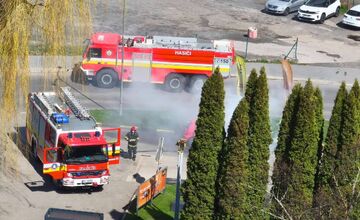 FOTO: Pri čerpacej stanici v Kežmarku horelo auto