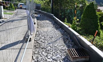 FOTO: V Humennom stavajú 38-metrový múr, bráni plynovodu pred zosuvom