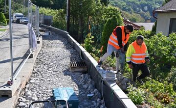 FOTO: V Humennom stavajú 38-metrový múr, bráni plynovodu pred zosuvom