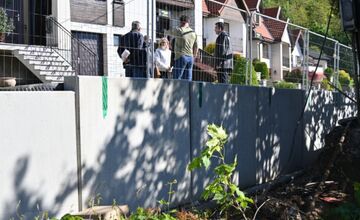 FOTO: V Humennom stavajú 38-metrový múr, bráni plynovodu pred zosuvom