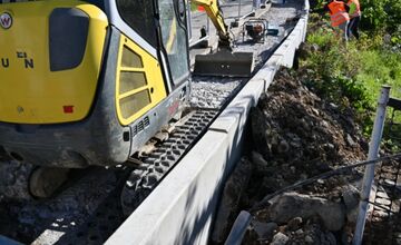 FOTO: V Humennom stavajú 38-metrový múr, bráni plynovodu pred zosuvom