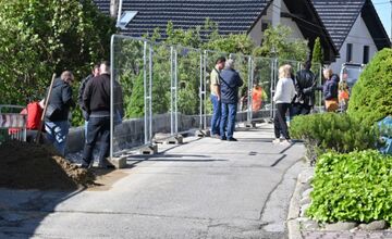 FOTO: V Humennom stavajú 38-metrový múr, bráni plynovodu pred zosuvom