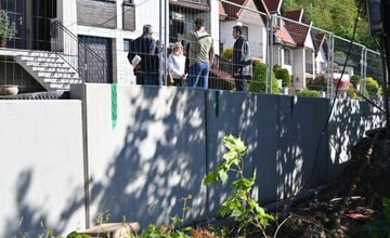 FOTO: V Humennom stavajú 38-metrový múr, bráni plynovodu pred zosuvom