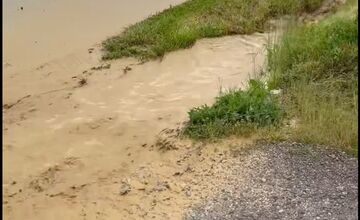 FOTO: Po silnom daždi je na ceste v Ražňanoch množstvo vody