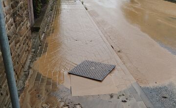 FOTO: Po silnom daždi je na ceste v Ražňanoch množstvo vody
