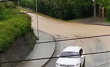 FOTO: Po silnom daždi je na ceste v Ražňanoch množstvo vody