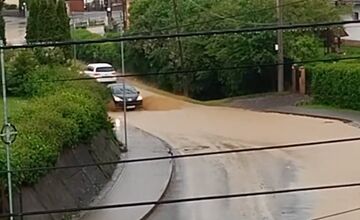FOTO: Po silnom daždi je na ceste v Ražňanoch množstvo vody