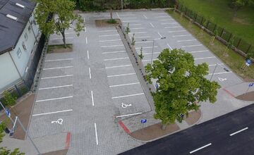 FOTO: Nové parkovisko pri amfiteátri: hotové skôr, ale drahšie
