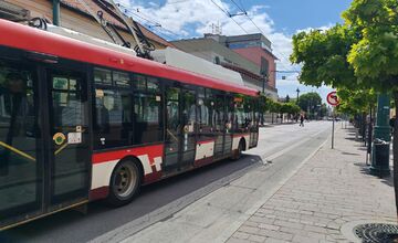 FOTO: Prešovčania viac pípajú, menej cvakajú: MHD využívia viac a viac ľudí