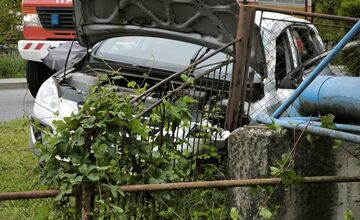 FOTO: V okrese Humenné narazilo auto do plotu. Vodič sa zranil