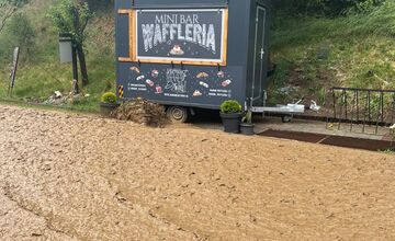 FOTO: Kežmarkom sa prehnal silný dážď s krúpami, zatopil cestu na jednej ulici