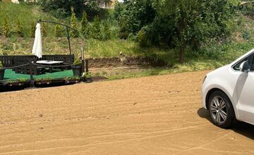FOTO: Kežmarkom sa prehnal silný dážď s krúpami, zatopil cestu na jednej ulici