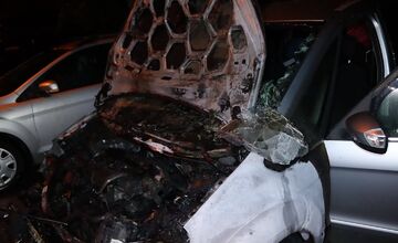 FOTO: V Prešove horelo osobné auto. Majiteľka prosí o pomoc, pátra po páchateľovi