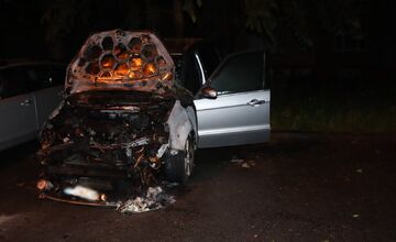 FOTO: V Prešove horelo osobné auto. Majiteľka prosí o pomoc, pátra po páchateľovi