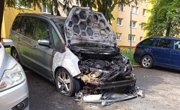 FOTO: V Prešove horelo osobné auto. Majiteľka prosí o pomoc, pátra po páchateľovi
