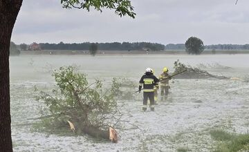 FOTO: Poľskom sa prehnala supercela, strhávala strechy a stromy